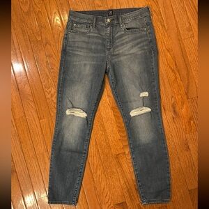 GAP Jeans True Skinny Size 28 slight distressing New